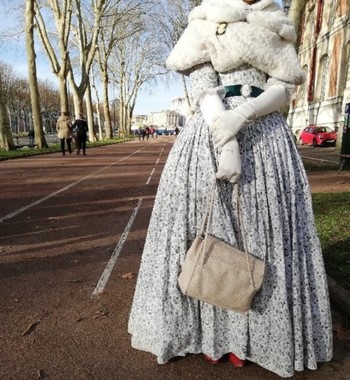 Туристку в пышном платье не пустили в Версаль - «Новости туризма»