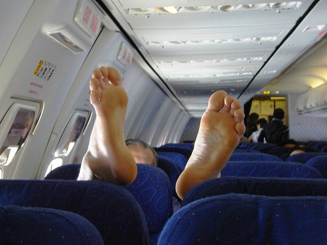 Ноги в самолете